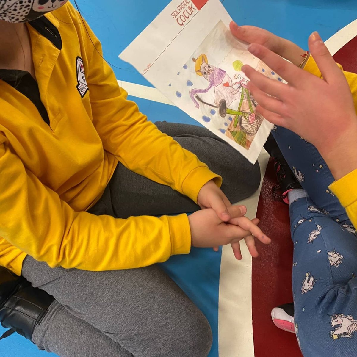 Gören bir birey  görmeyen bir bireye bir resmi nasıl betimler? @APASTAT ve @atölyefarkındabalık yaptıkları atölye çalışması ile çocuklara “Betimlemeyi öğreniyorum. Çünkü, görme engelli arkadaşıma anlatabilmek benim sorumluluğum!” deme bilincini kazandiriyor