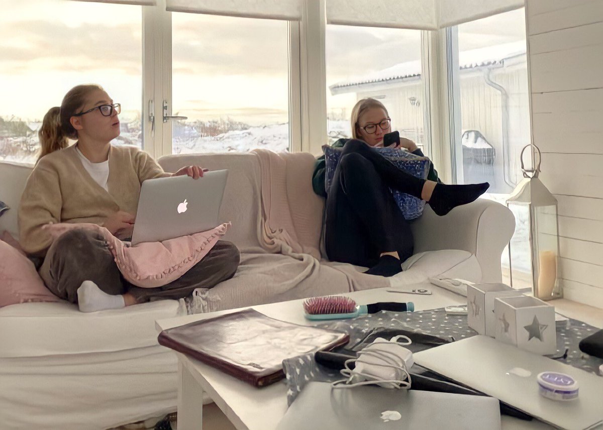 𝐭𝐡𝐚𝐭 𝐠𝐢𝐫𝐥 (@constanciamoss) on Twitter photo 