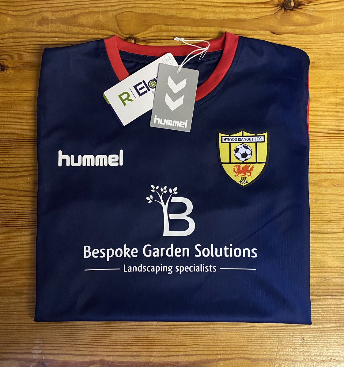 PGSportsUK's tweet photo. New @hummel1923 training kit for @Isafootballclub U9 Girls, kindly sponsored by Bespoke Garden Solutions 🏡 https://t.co/h1fy8jIF8k