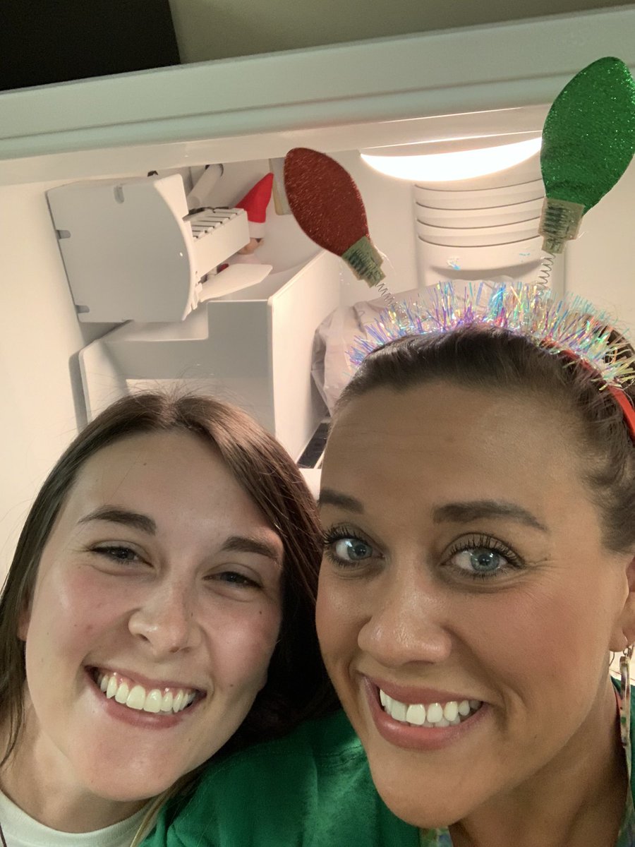 #DCEELFSELFIE 💃 <a href="/DeerCreekElem/">Deer Creek Elementary</a>  <a href="/GravleyDCE/">Stephanie</a> <a href="/BozarthSophie/">Miss Bozarth</a>