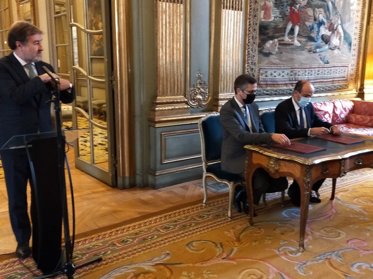 Cgesparis's tweet photo. Hoy se ha firmado en la Embajada de España el acta de cesión de los locales de la Casa de España en la Región Parisina para los próximos 4 años. Seguimos trabajando juntos a favor de la colectividad española en Francia. https://t.co/CVukWasWur