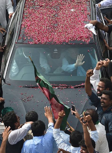 Atifrauf79's tweet photo. لاہور کی عوام نے ہمیشہ نوازشریف کو بھرپور پیار دیا ہے۔ عقیدت کا یہ رشتہ وقت کی ہر آزمائش میں ثابت قدم رہا ہے ہے۔ اور انشاء اللہ آئندہ بھی رہے گا۔

#LahoreLovesNawazSharif https://t.co/bhDTDpZ2Kx