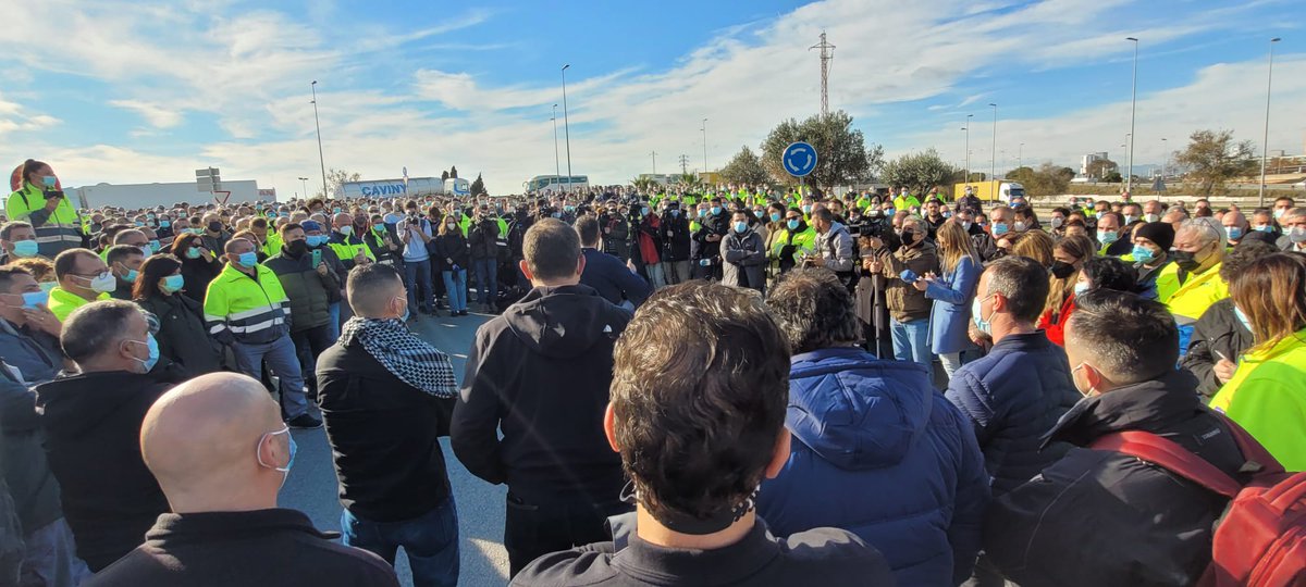 ccooebro's tweet photo. Hoy nos hemos concentrado a las puertas del @ConsorciZF para exigir tanto a administraciones (@mincoturgob y @empresacat) y #Nissan que hagan todo el esfuerzo  por atraer el proyecto de GWM y que active un plan B a la altura de los trabajadores/as de Nissan. https://t.co/MawS3WTKaU