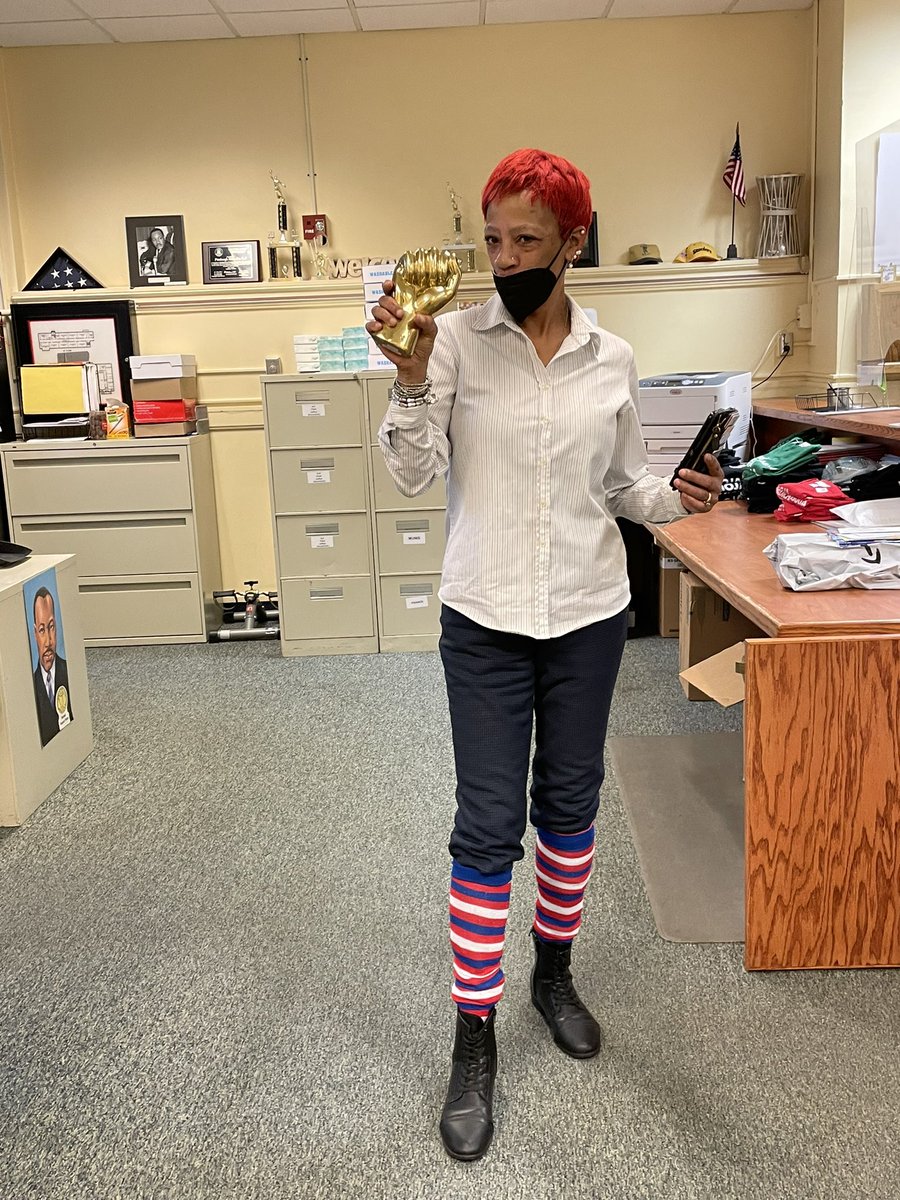 CONGRATULATIONS to this month's REACH AWARD RECIPIENT (and silly sock wearer), Mrs. Jones!!!! Your Miller Family loves and thanks you for all that you do!  Thank you for 41 years of service to PPS!🙌🏾🙌🏾🙌🏾🙌🏾🙌🏾 #spiritweek2021 #sillysockday <a href="/PPSnews/">Pgh Public Schools</a>