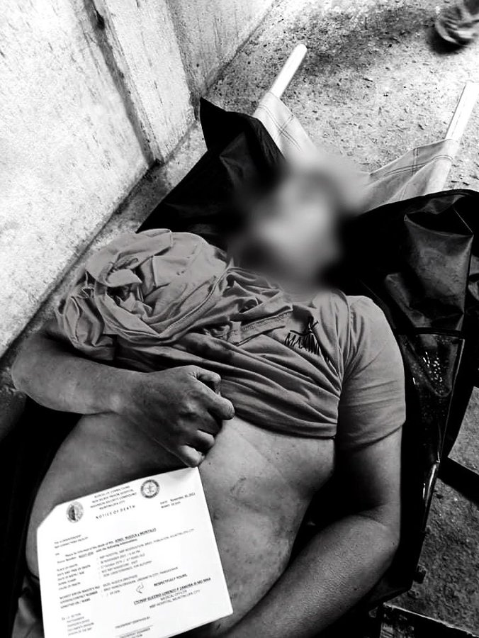 ABSCBNNews's tweet photo. The Bureau of Corrections released photos of convicted ex-cop Jonel Nuezca’s body after he died at the New Bilibid Prisons Hospital.

BuCor said he collapsed while walking to the hospital outside his prison dorm.
An autopsy is set to be done on the body.

📸BuCor |@anjo_bagaoisan https://t.co/eovdxq91xA