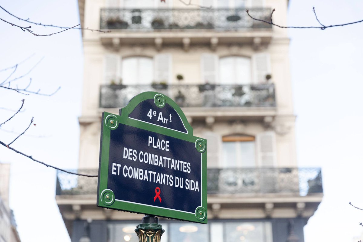 Anne_Hidalgo's tweet photo. En cette journée mondiale de mobilisation, Paris inaugure une place en l'honneur des combattantes et des combattants du sida. Hommage aux morts du sida, aux personnes vivant avec le VIH, au personnel soignant, aux scientifiques, aux associations, aux militantes et militants. https://t.co/VGeAKxHfSc