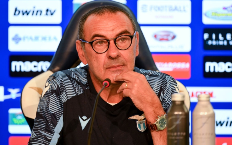 Fra__Tringali's tweet photo. 🚨#Sarri sul mercato: "Bisogna mettersi seduti per programmare due o tre sessioni, non solo mettersi alla finestra per trovare le occasioni. Guardate il #Liverpool, quando prese #Klopp il primo anno arrivò 12° e il secondo 8°".

#Lazio https://t.co/2IJhmOgUVr