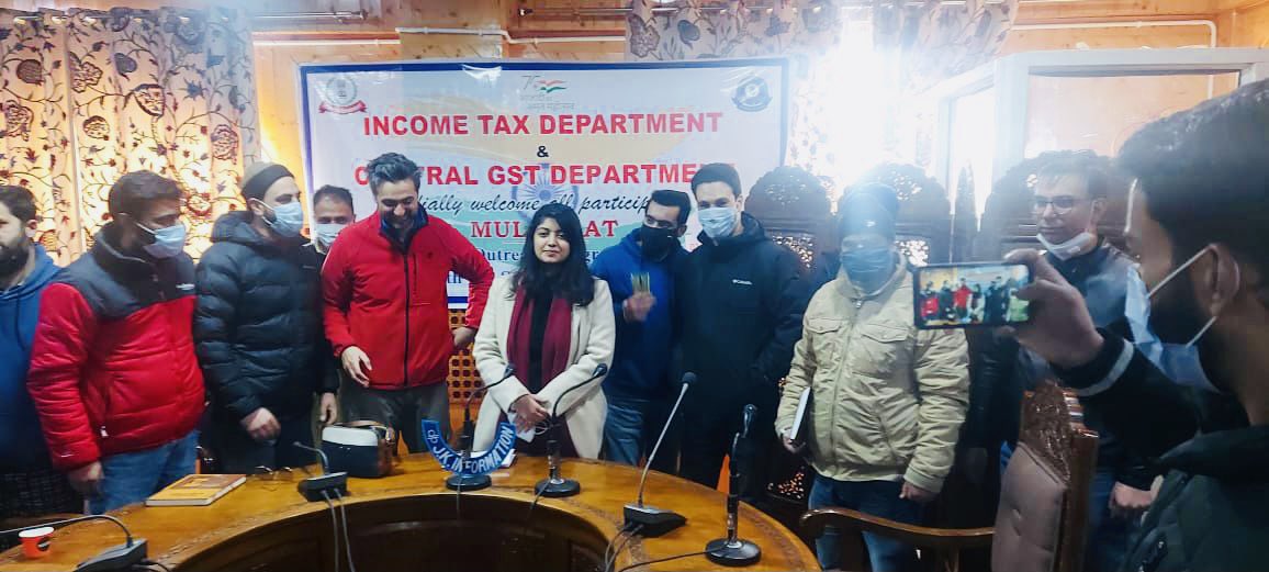 IncomeTaxNWR's tweet photo. Today an interactive session “Mulaqat” was conducted by Income Tax Department,NWR in 
Shopian &amp; Kulgam district in Kashmir valley with the local trading trading community along with local youth, fruit growers &amp; shopkeepers. 1/2 https://t.co/u0RpvmpMgK