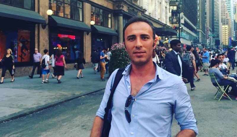 BaharKimyongur's tweet photo. Turquie: le soir du 29 novembre, Çetin Kaya, jeune alévi travaillant dans le secteur du cinéma a été sorti de sa voiture par des policiers, menotté dans le dos, plaqué au sol puis exécuté d’une balle dans la nuque à Göztepe/Kadıköy,quartier d’Istanbul
#ÇetinKaya
#AleviLivesMatter https://t.co/5yUF5qi5LQ