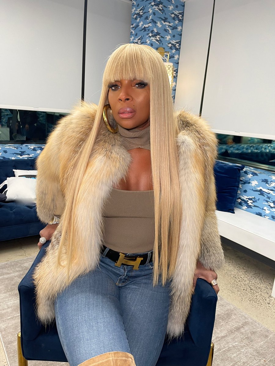 Kilprity's tweet photo. Makeup by me on M J B @MaryjBlige
Big Queen Energy 👑
Hair: @TymWallaceHair
Styled by #jasonrembert
#MakeupByKilprity https://t.co/3kKOsKoYth