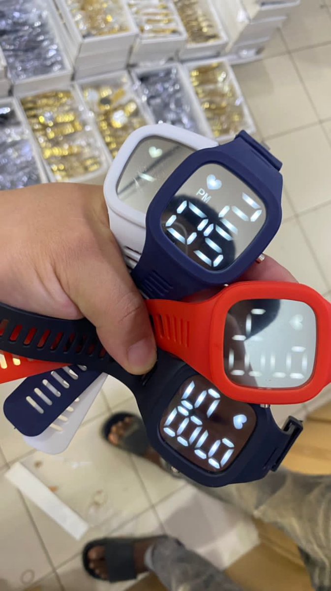 Brother_Busines's tweet photo. 🚨Jeu Concours🚨
Tente de remporter la montre de ton choix 
Pour participer c’est simple :
•Fav et retweet ce tweet

Fin du jeu Dimanche 21h
(Chaque week-end un cadeau 🎁)
Bonne chance !!! https://t.co/lzdD3Aoq0y