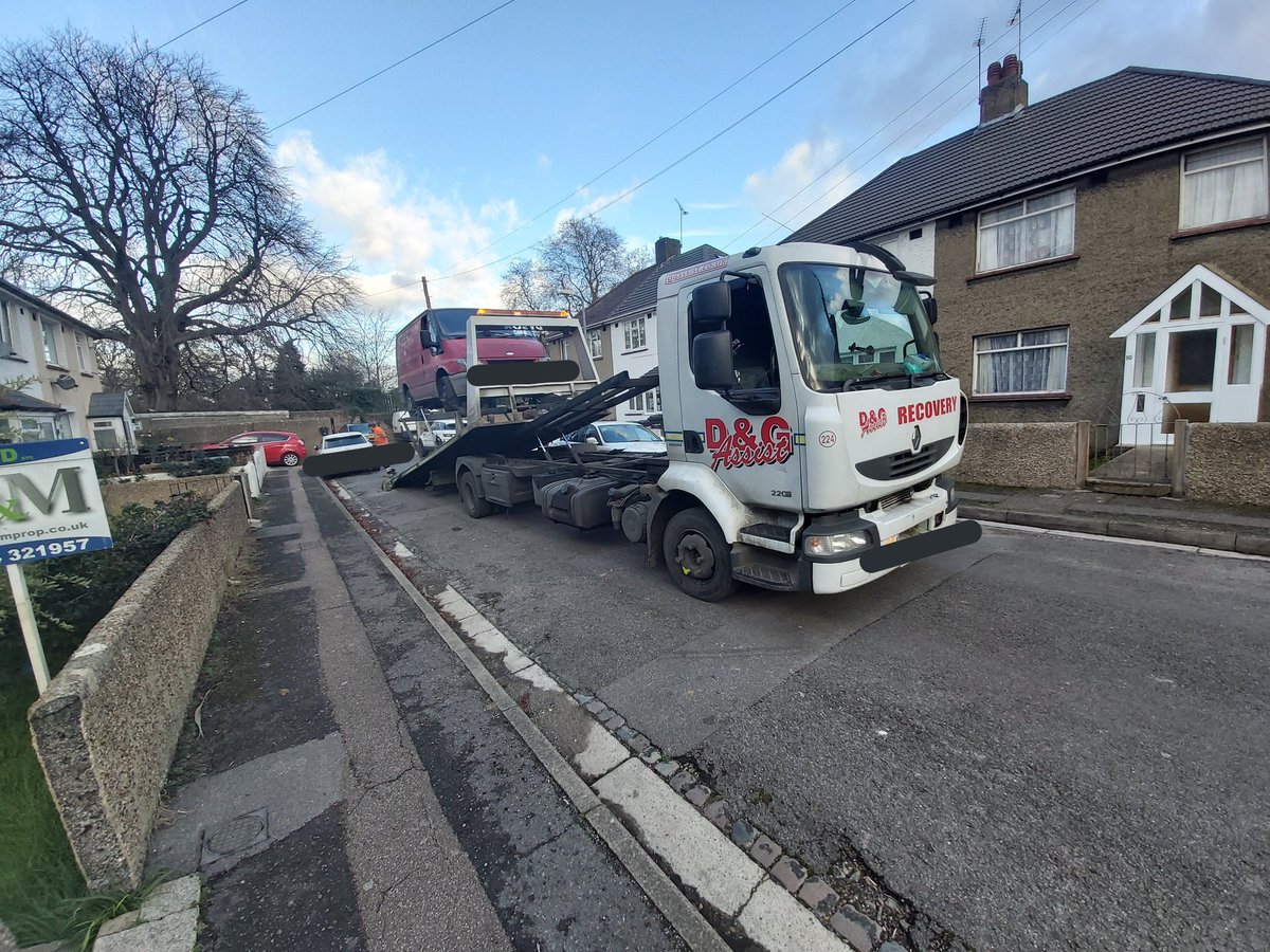KentPoliceGrav's tweet photo. Happy resident in #AustinRoad after recovery of vehicle that was parked blocking their driveway, preventing them from leaving their property. #Gravesham #PCSO SA https://t.co/nEsJBefbqS