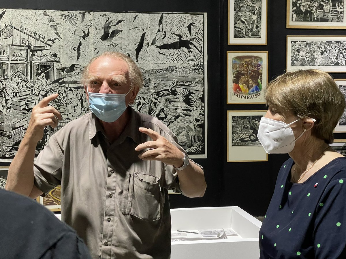 culturas_cl's tweet photo. La ministra @Consuelovaldesc, junto al director de @Matucana100, Cristobal Gumucio, y al artista francés, Loro Coirón, recorrerán la exposición “Loro Coirón 1989 a 2021”, que estará disponible desde en el recinto cultural hasta el 23 de enero de 2022. https://t.co/TDPorb6XTl