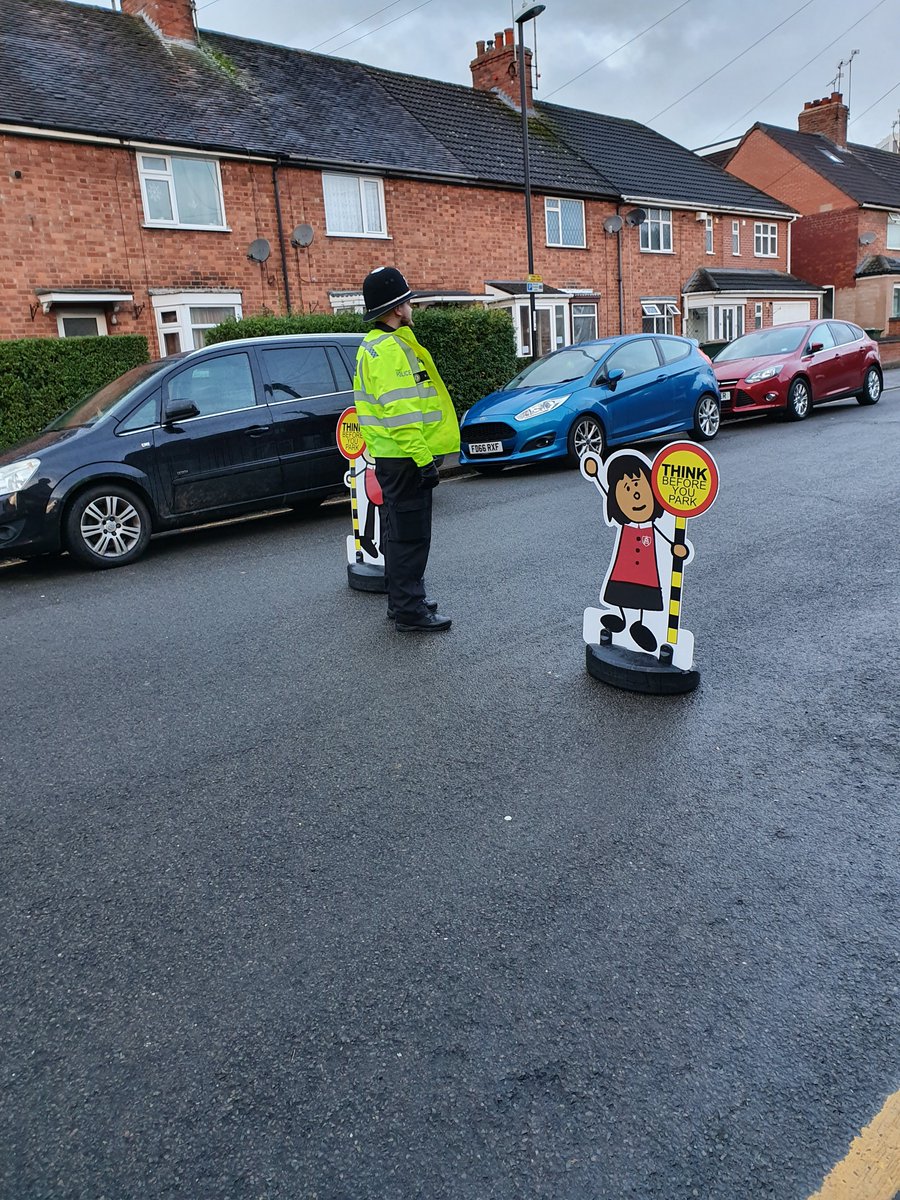 Officers from St Michael's neighbourhood team have been at various schools this morning advising parents on parking standards. Great to engage with some of our youngest community members.
#policinginthecommunity 
#parkingbuddies