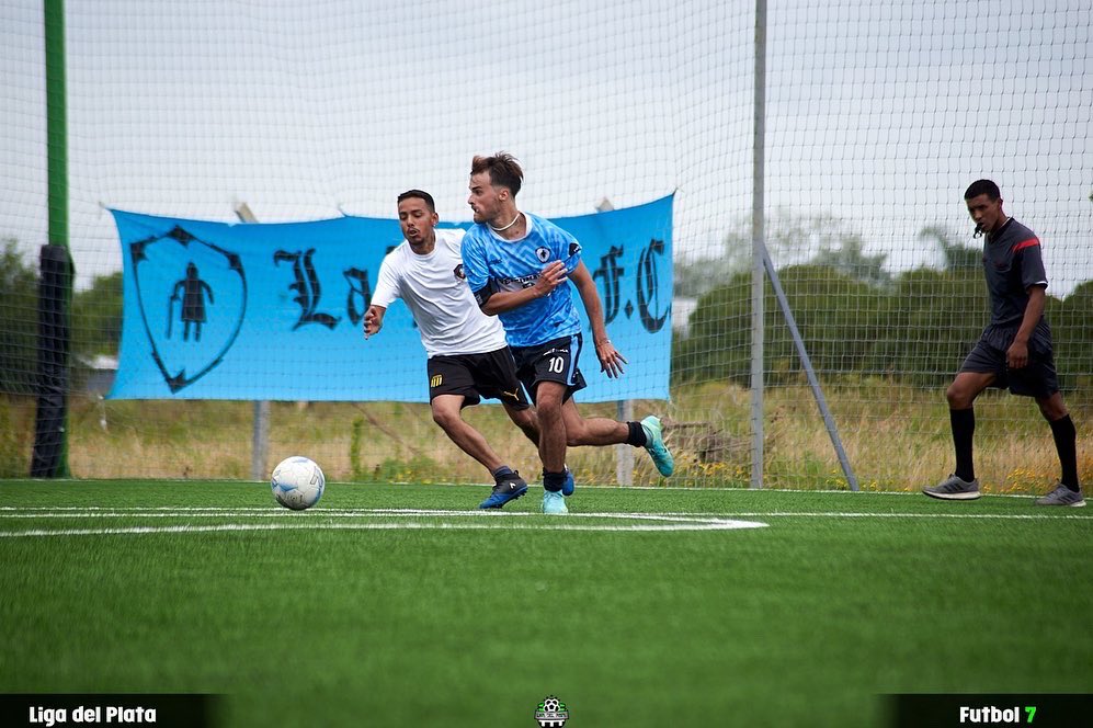 LaVieja_FC's tweet photo. Empate con sabor a poco ➖

El pasado fin de semana se disputó la 7ma fecha y no pudimos contra un buen rival. Logramos un empate 3-3 en la hora pero la sensación fue un poco amarga.

Quedan 2 fechas y seguimos en la 4ta ubicación. 🔜

#VamoLaVieja 🔵⚪️💪🏻 https://t.co/o6aI6iOxZv