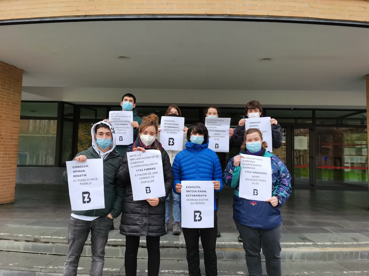 Presentan 1.754 firmas para una consulta sobre las videocámaras de vigilancia en Zizur Nagusia
naiz.eus/eu/info/notici…