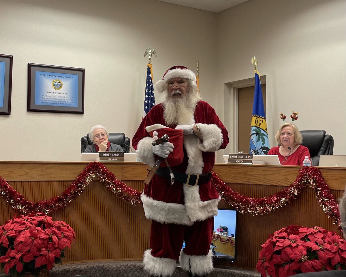 pgpdflChief's tweet image. We had a surprise visit at our ⁦@PuntaGorda_FL⁩ City Council meeting this morning. He put everyone in Punta Gorda on the nice list. Thank you Santa!  #northpole #puntagorda