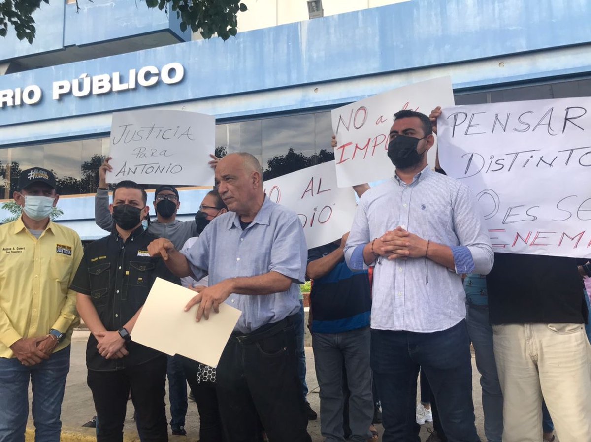 SomosDDHHZulia's tweet photo. Abogados de nuestra Comisión de #DDHH del Gremio de #Abogados consignó escrito ante el #MinisterioPublico exigiendo justicia por la muerte del Elector #AntonioTovar el pasado 21N en San Francisco. Exigiendo se determine la autoría intelectual este caso de Lesa Humanidad. https://t.co/E6sTXF5w8u