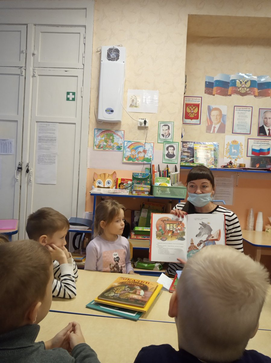 Сегодня заведующий библиотекой Е.Р.Кирсанова в "Детском саду"Радуга" провела библиотечный урок, посвященный детскому писателю Николаю Носову.