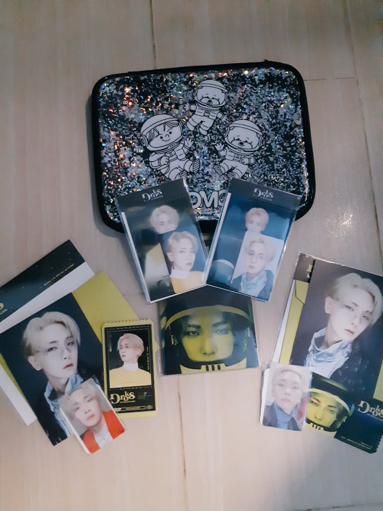 ndypionipop's tweet photo. My Keyland MD have just arrived yay!!! I'm actially a bit taken with the amount of glitter on comga tablet sleeve😂😂, but its cute tho.. the best thing of course the PCs because the model is a perfect human being❤
#SHINee
#KEY #kibum #groksinthekeyland https://t.co/VxU9SxVxEG