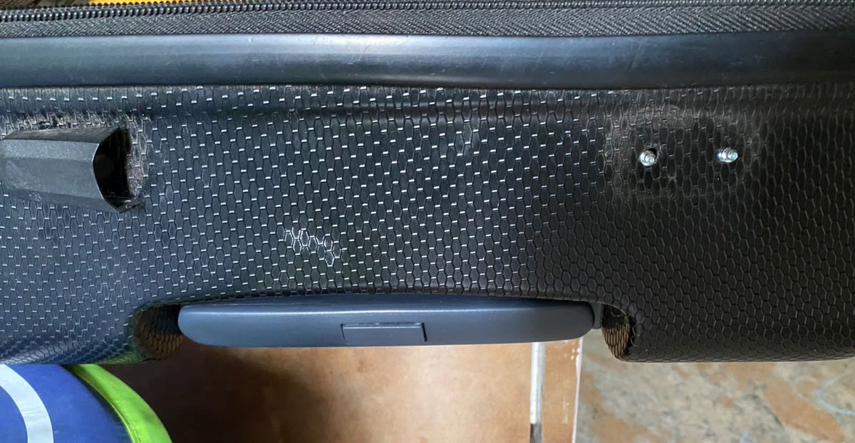 rohitagw's tweet photo. @IndiGo6E IndiGo  travelling via flight number 6E-725from Kolkata- Hyderabad on 28 nov the minimum we expect from you is you will return the luggage in the same way we give you. But it seems that your person's handling our luggage is taking out their personal anger. https://t.co/vSxbsW0uLK