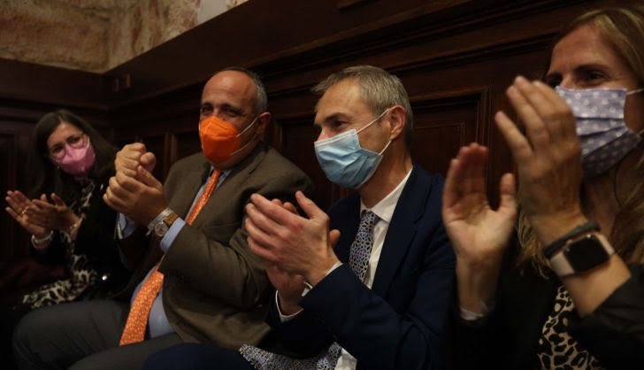 Desde AEUS queremos felicitar a <a href="/RicardoR_Usal/">Ricardo Rivero Ortega</a> por su reelección como Rector de la Universidad y le deseamos muchos éxitos en estos próximos cuatro años en los que esperamos mantener una excelente relación de cooperación.