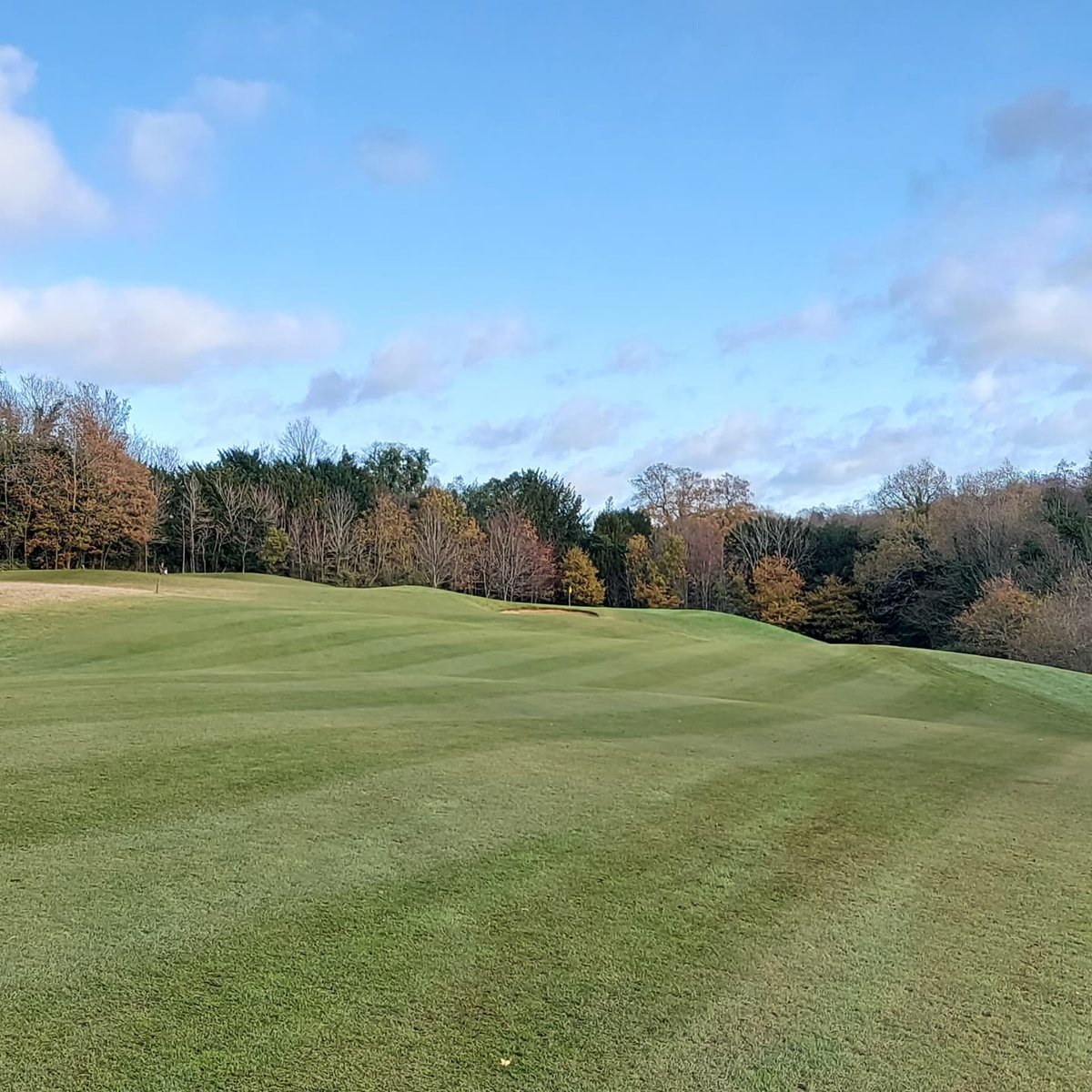 daddyjohnboy's tweet photo. 1st of December and I'm out cutting fairways !!! Milfords looking sweet 👌👌 https://t.co/SaOUSDJKzL