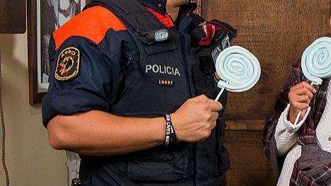 repressiu's tweet photo. 🔍La polsera que el "Vicenç", l'antiavalot ARRO d'aquesta foto feta probablement després de desnonar una família per la força, té inscrit "Police Lives Matter", el lema de l'extrema dreta securitària dels EUA que confronta el moviment antiracista Black Lives Matter. https://t.co/pewkoqI0TW