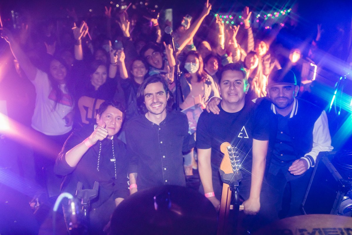Este sábado tuvimos un show increible en CDMX con sold out y queremos agradecerles a todos ustedes por asistir y hacerlo MUY especial. También agradecer a los que no pudieron ir por siempre escuchar nuestra música y apoyarnos, esto es por y para ustedes. 🤩