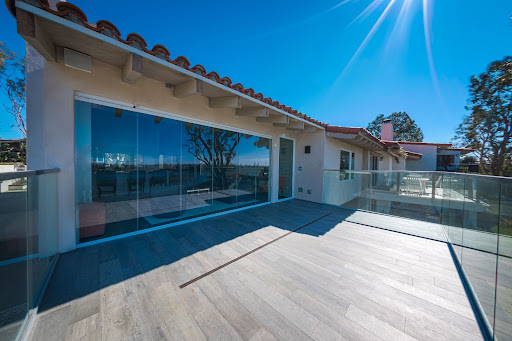 An inside & out perspective of this beautiful open living space and deck! Find out how Cover Glass can transform your living space today 💙 #livingroominspirations #myinstahome #showoffyourhome #homerenos