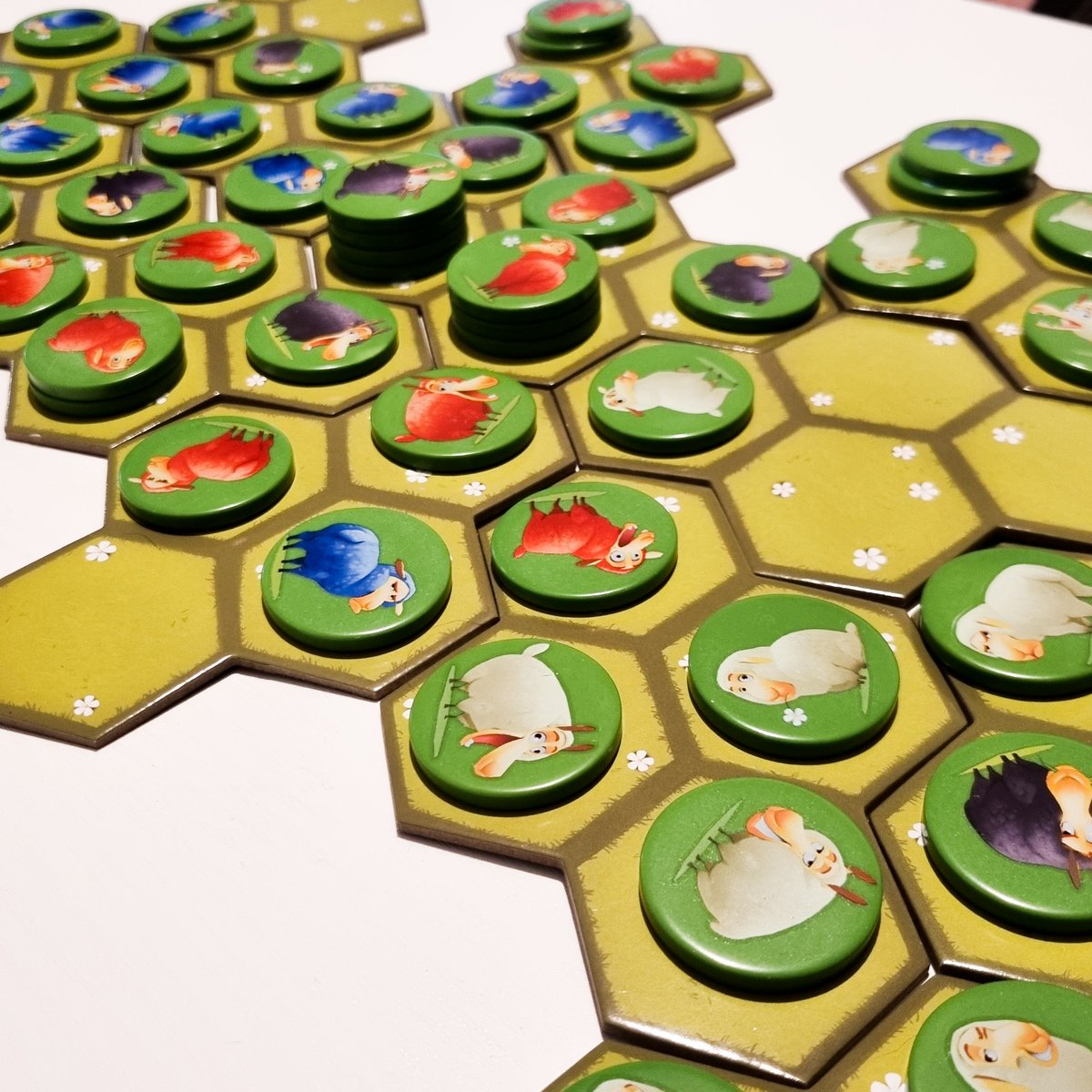 _Hina___'s tweet photo. On a aussi découvert le 1er jeu de notre calendrier de l'avent ludique ! Et c'est Battle Sheep qui est sorti !

Et du coup on a même pu y jouer avec les neveux 💜

#j2s #bgg #boardgames https://t.co/GwJS6Q5VGY