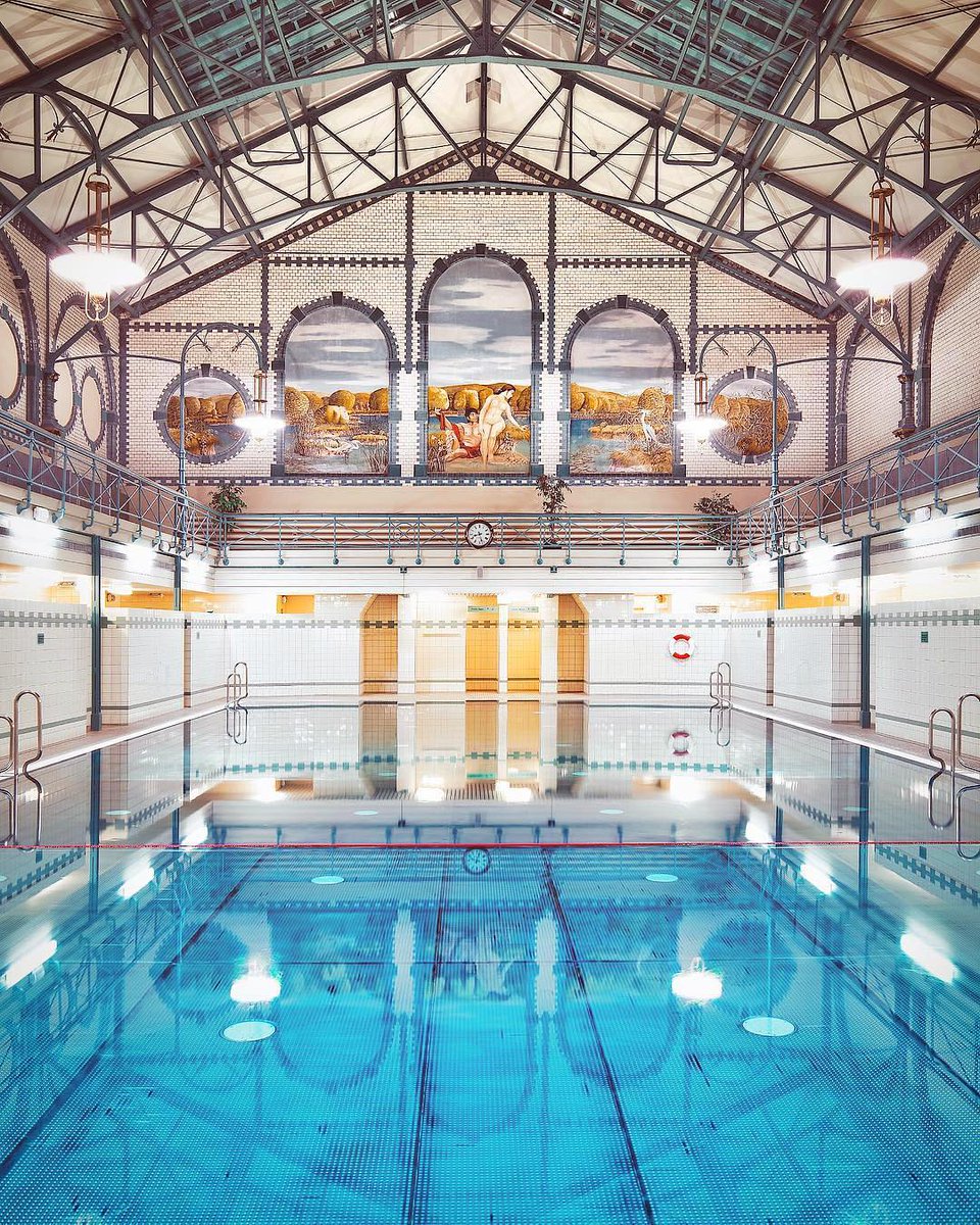 javierubioo's tweet photo. Los ARQUITECTOS siempre han visto en las piscinas una oportunidad donde poder ejercer su oficio.

Hoy viajaremos por multitud de países tratando de encontrar las más ATRACTIVAS. Algunas hasta se han reconvertido en museo! 

🏊‍♀️LAS PISCINAS MÁS BONITAS DEL MUNDO!🏊‍♀️

HILO👇 https://t.co/uXXllmDA1i