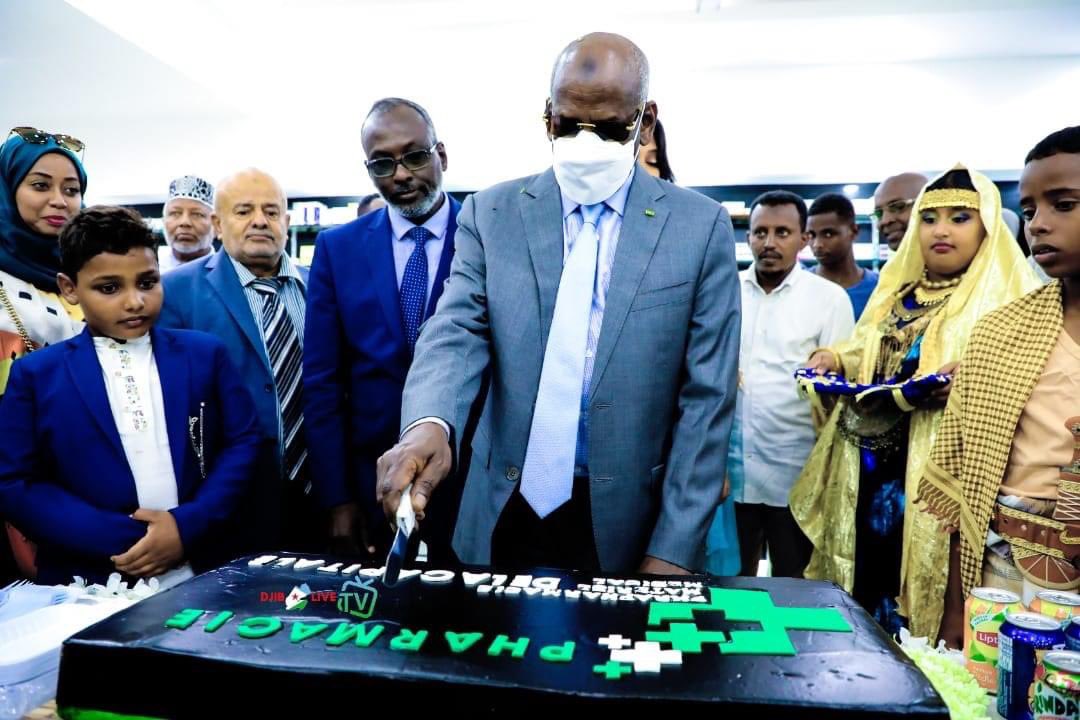 AbdoukarimAli's tweet photo. Il n’y a qu’à Djibouti où on voit un Premier Ministre qui “inaugure” une pharmacie et une société de transport (taxis)
N’a-t-il pas autres choses à faire?
Combien nous payons ce Monsieur pour faire ce boulot ?
Entre les décorations et les inaugurations, quand est-ce qu’il bosse ? https://t.co/CKDm0IFCEW
