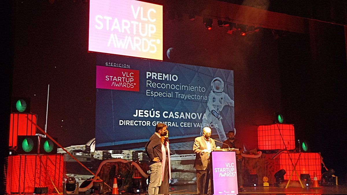 catavalencia's tweet photo. Merecidísimo reconocimiento a Jesús Casanova, Director General de @ceeivalencia por su labor de más de 30 años impulsando el emprendimiento y la innovación en #Valencia #VLCStartupAwards https://t.co/XiIw71yBiH