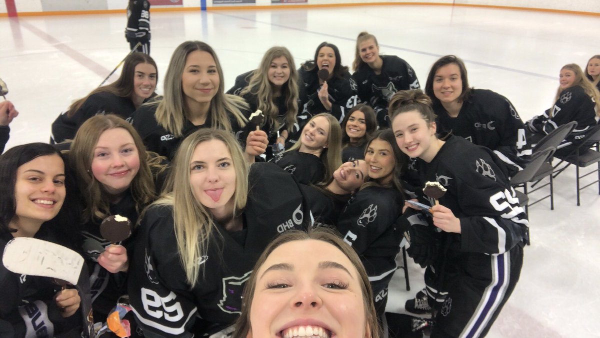 Edm_JrWolves's tweet photo. #picturenight candids. That’s for Kris from @twopointphoto for taking the time to come out. We are looking forward to seeing a new pack picture for the first time in 2 years. https://t.co/Sr0Fb70SOQ