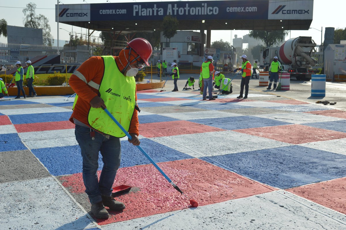 E_MisionCero's tweet photo. 1/🛢️🚧🛢️Con acciones de urbanismo táctico como la pinta de pasos peatonales y delimitación de espacios de espera peatonal buscamos mejorar la seguridad vial del entorno en la Planta de Cemento @CEMEXMx, Atotonilco, Hidalgo. 📍📍 https://t.co/KM6ZIl1q5L