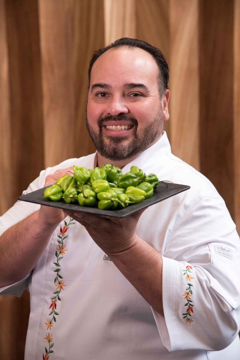 Ya estamos con el chef David Cetina, director general de restaurante La Tradición y embajador de la cocina yucateca, quién nos enseñará a cocinar uno de los platillos más típicos de esa región: Poc Chuc. ¡Acompáñanos! <a href="/chefDcm/">David Cetina Medina</a> <a href="/latradicioncdmx/">La Tradicion CDMX</a> <a href="/LaTradicionMID/">La Tradición</a>