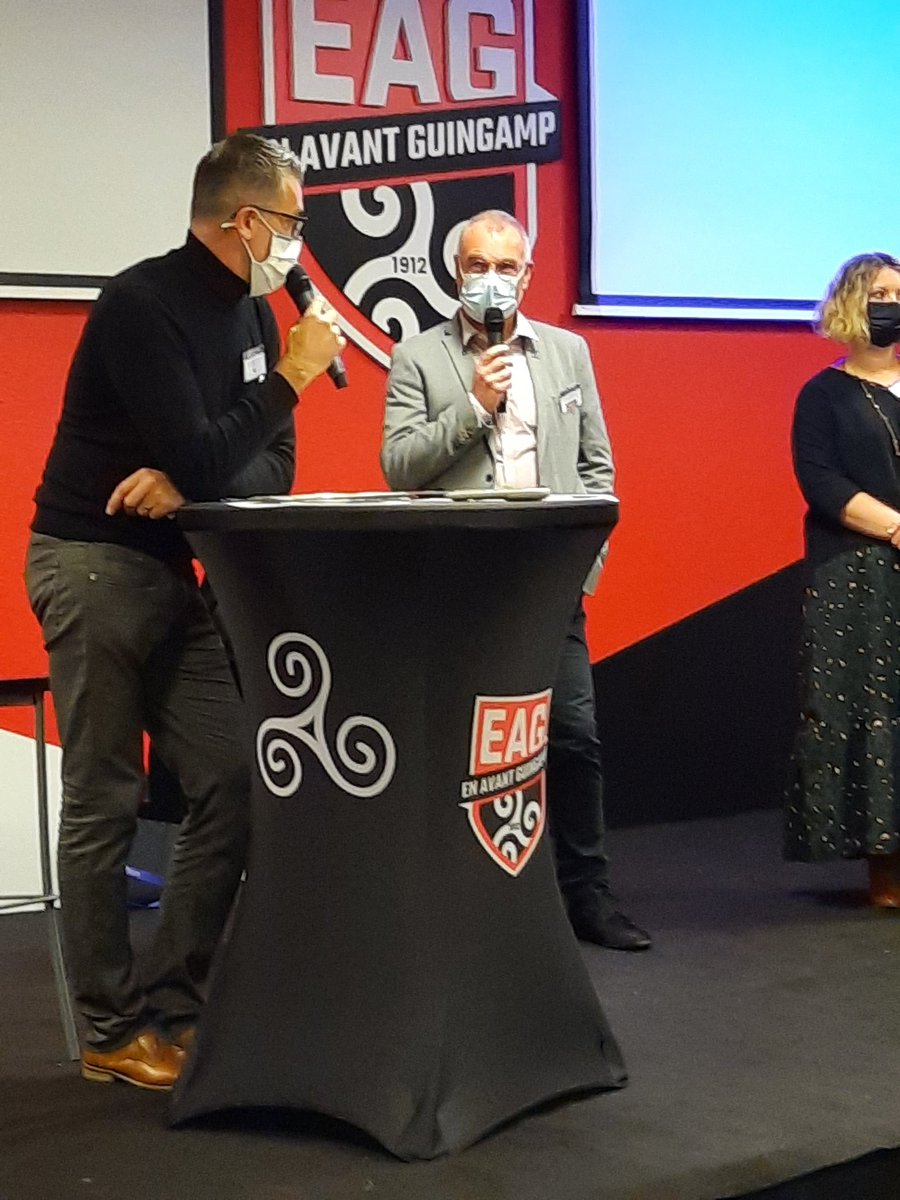 SybilleLabrosse's tweet photo. En direct de la fete des voisins à @EAGuingamp témoignage de l'entreprise #chevance sur l'intérêt de travailler la #marqueemployeur, avec @Pole_Emploi_BZH , ce qui est aussi un des 6leviers de la démarche #Passindustries avec @CoetSens https://t.co/k9AEJBc2J5