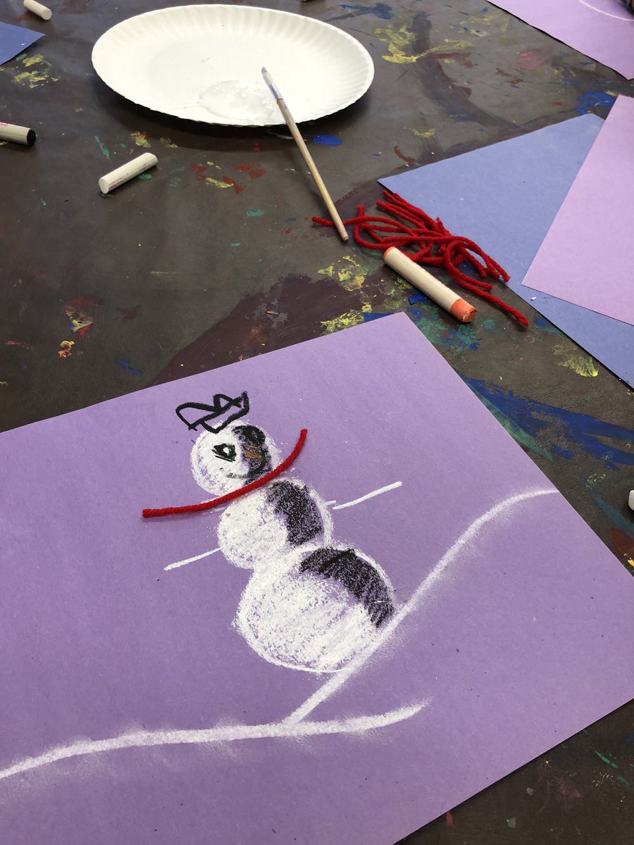 MsLaurenMax's tweet photo. Room 101 has been exploring contrast and texture using chalk! We rub the chalk with our fingers to make it look soft like snow. #Art @TDSB_IRC https://t.co/Ne6r722wbR