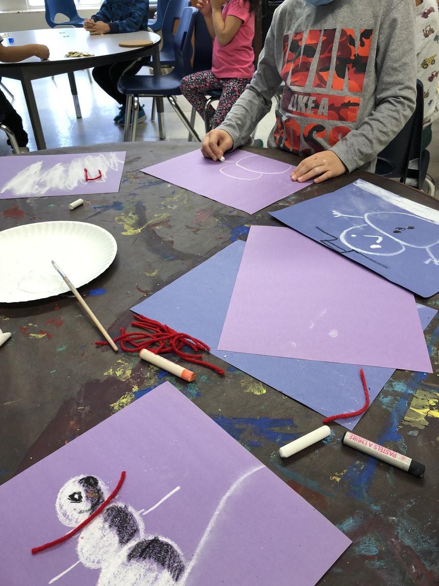 MsLaurenMax's tweet photo. Room 101 has been exploring contrast and texture using chalk! We rub the chalk with our fingers to make it look soft like snow. #Art @TDSB_IRC https://t.co/Ne6r722wbR