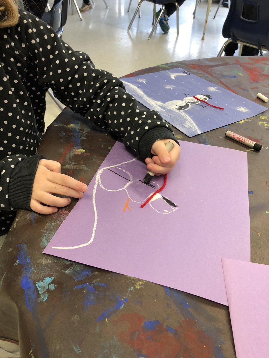 MsLaurenMax's tweet photo. Room 101 has been exploring contrast and texture using chalk! We rub the chalk with our fingers to make it look soft like snow. #Art @TDSB_IRC https://t.co/Ne6r722wbR