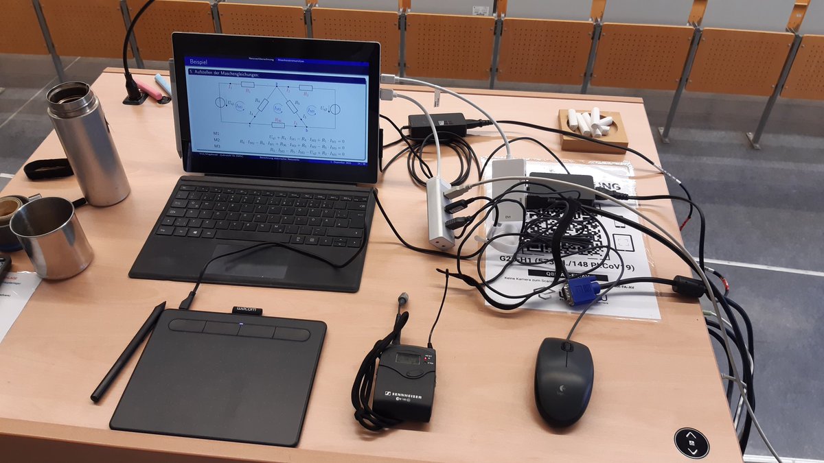 MMagdowski's tweet photo. @PhysikProf Ich bin noch bei #Hybridlehre. So sah heute mein Aufbau für das #Hybridplenum in den #GrundlagenDerElektrotechnik aus.
Vorteil beim mobilen Setup: Das Kabelmanagement ist erst mal zweitrangig. 😉 https://t.co/VPoxc3sjcD
