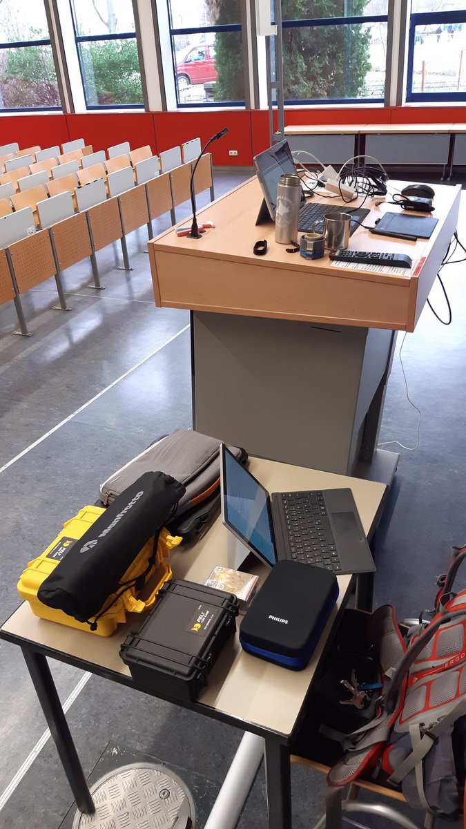 MMagdowski's tweet photo. @PhysikProf Ich bin noch bei #Hybridlehre. So sah heute mein Aufbau für das #Hybridplenum in den #GrundlagenDerElektrotechnik aus.
Vorteil beim mobilen Setup: Das Kabelmanagement ist erst mal zweitrangig. 😉 https://t.co/VPoxc3sjcD