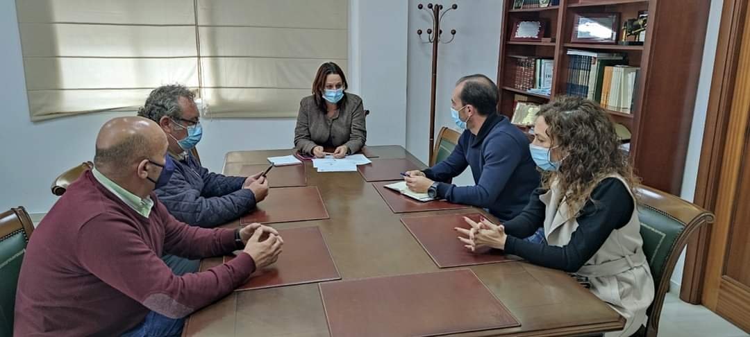 espartinas's tweet photo. #ESPARTINASTRADICIÓN

La alcaldesa @crislosarcos y el concejal de Medio Ambiente, Manuel González, han recibido a la nueva junta de gobierno de la @RocioEspartinas que encabeza su presidente Francisco @terol10 https://t.co/Q45wdr8fSO