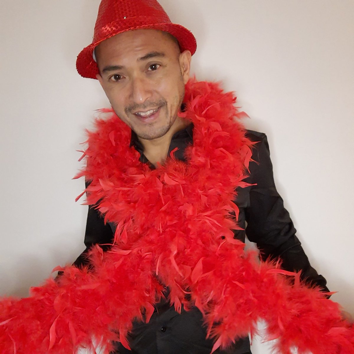 On this #WorldAidsDay2021 I'm wearing a red feather boa because:
✅13 years living with #HIV
✅#Undetectable 
✅#UequalsU
✅Feeling fabulous 
I owe this to HIV campaigners before me & honour those who died too young and/or unable to access treatment🕯❤
#WAD2021 #WorldAIDsDay21