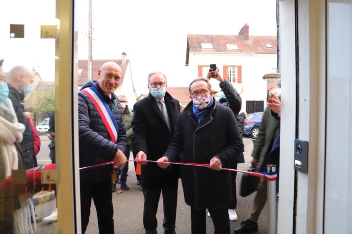 destouchescelin's tweet photo. Hué sur sa propre commune, aujourd’hui SDF après avoir vendu sa maison à un promoteur immobilier, Tonton Pierre est désormais réduit à inaugurer les chrysanthèmes dans les communes voisines… 😎 #prefet78 #epy #mantes #Pecresse2022 @pr_financier https://t.co/hA1hpAO2aD