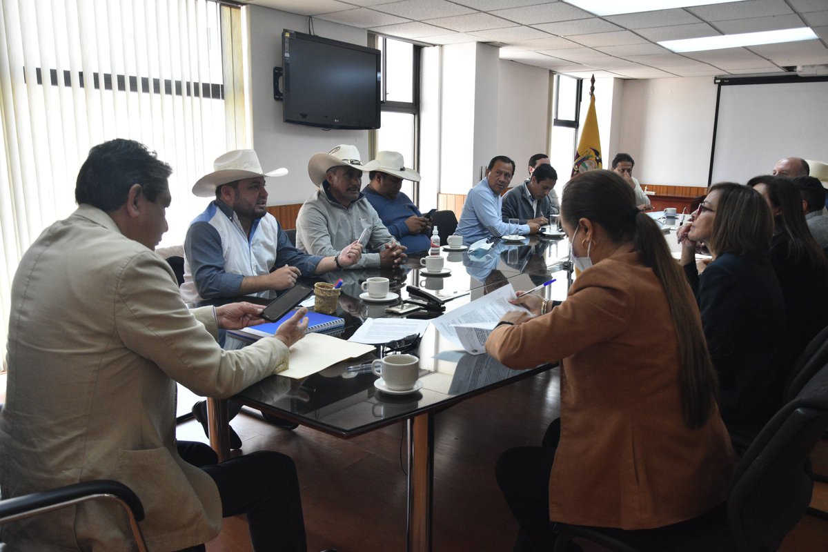 secap_ec's tweet photo. 🔹Equipo técnico del @secap_ec, estableció una reunión de trabajo con @Pueblomontuvio, con el objetivo de definir acuerdos para la suscripción de un convenio que permitirá capacitar y certificar a su población.
#SecapTuMejorDecisión #JuntosLoLogramos https://t.co/H6YhVFn9c1