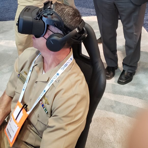 nawctsd's tweet image. Commanding Officer CAPT Covelli tries out a dogfighting simulation at @IITSEC
#IITSEC2021 #TrainingandSimulation