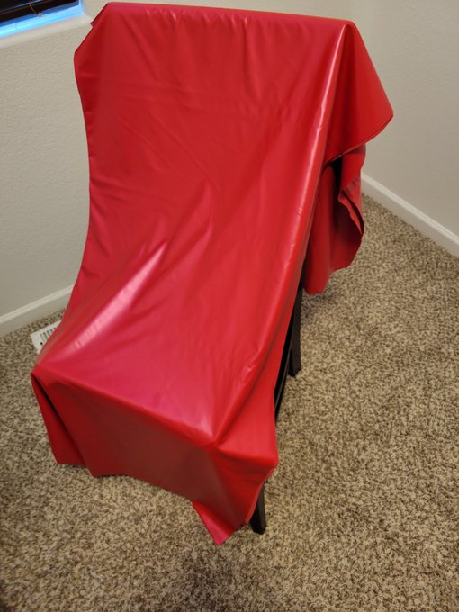 Just picked up this fabric to redo the chair in my play room https://t.co/mvnNGY33PB