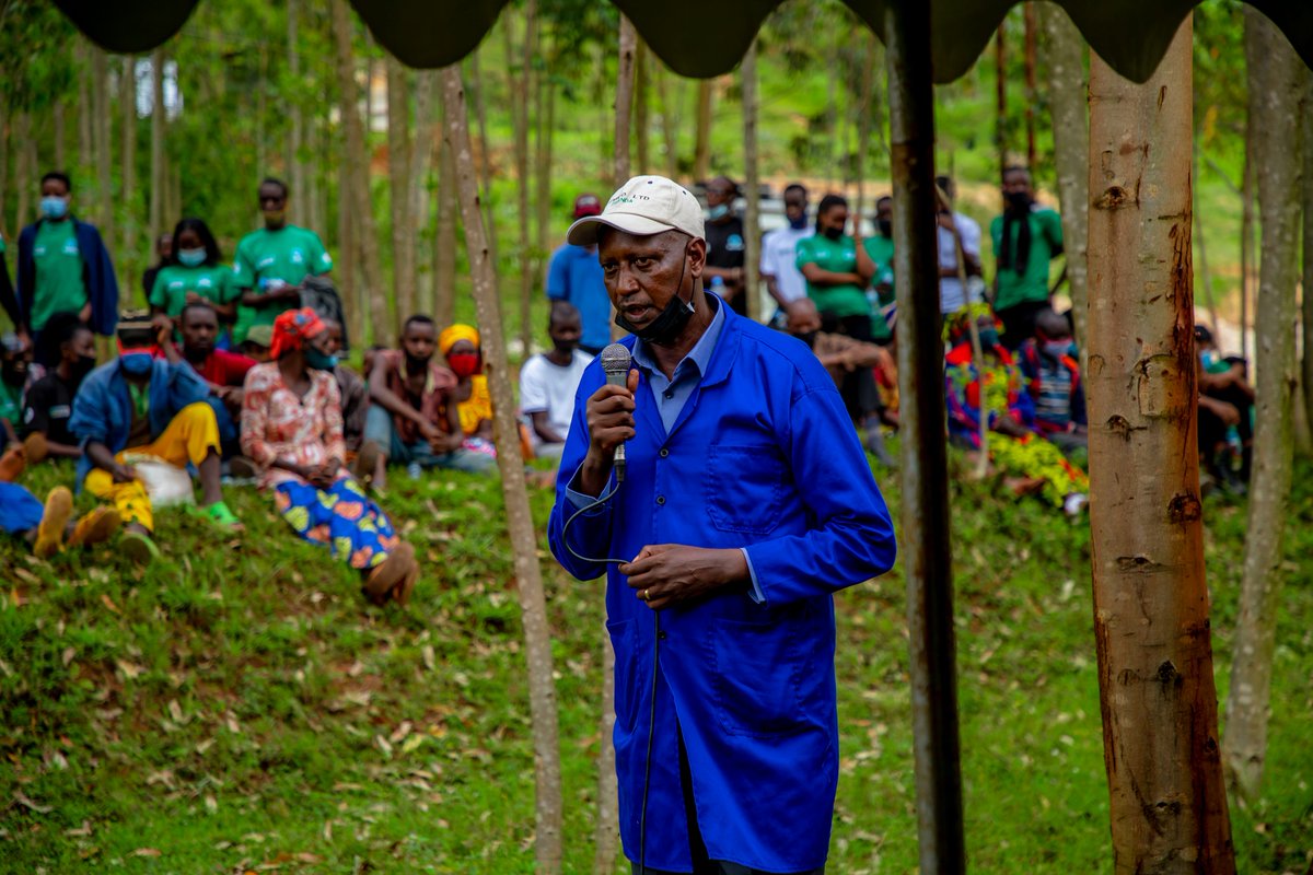 MiningschoolRw's tweet photo. Umuyobozi mukuru w'ikirombe cya DEMICO Kinyogote Emmanuel yashimiye @Mines_Rwanda na @MiningschoolRw k'uruhare batanga mu kuzamura urwego rw'ubucukuzi. Yijeje abanyeshuru ubufatanye harimo nokubaha akazi. Yasoje ashimira abahisemo ikirombe cya DEMICO muri #MiningweekRw @Kamonyi https://t.co/3aQylfVRiA